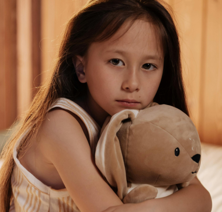 signs-of-anxiety-parents-often-miss anxious little girl hugging teddy bear